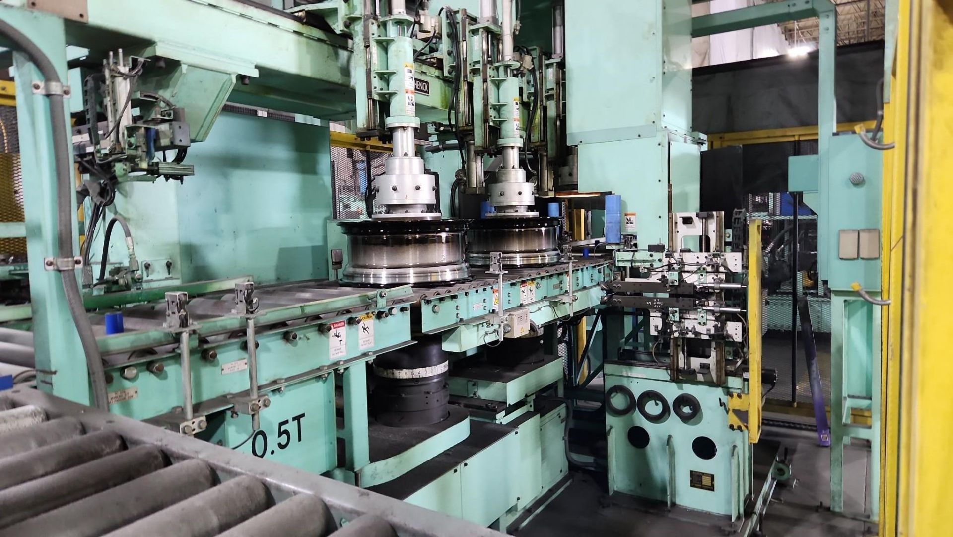 NAGAHAMA-SCHENCK BALANCE AND RUNOUT MACHINE - Image 4 of 6