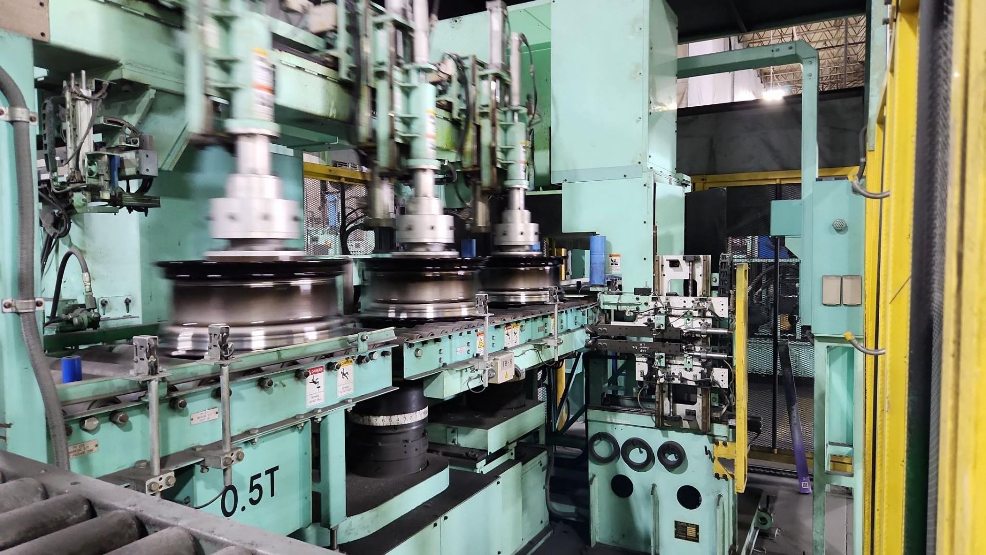 NAGAHAMA-SCHENCK BALANCE AND RUNOUT MACHINE - Image 3 of 6