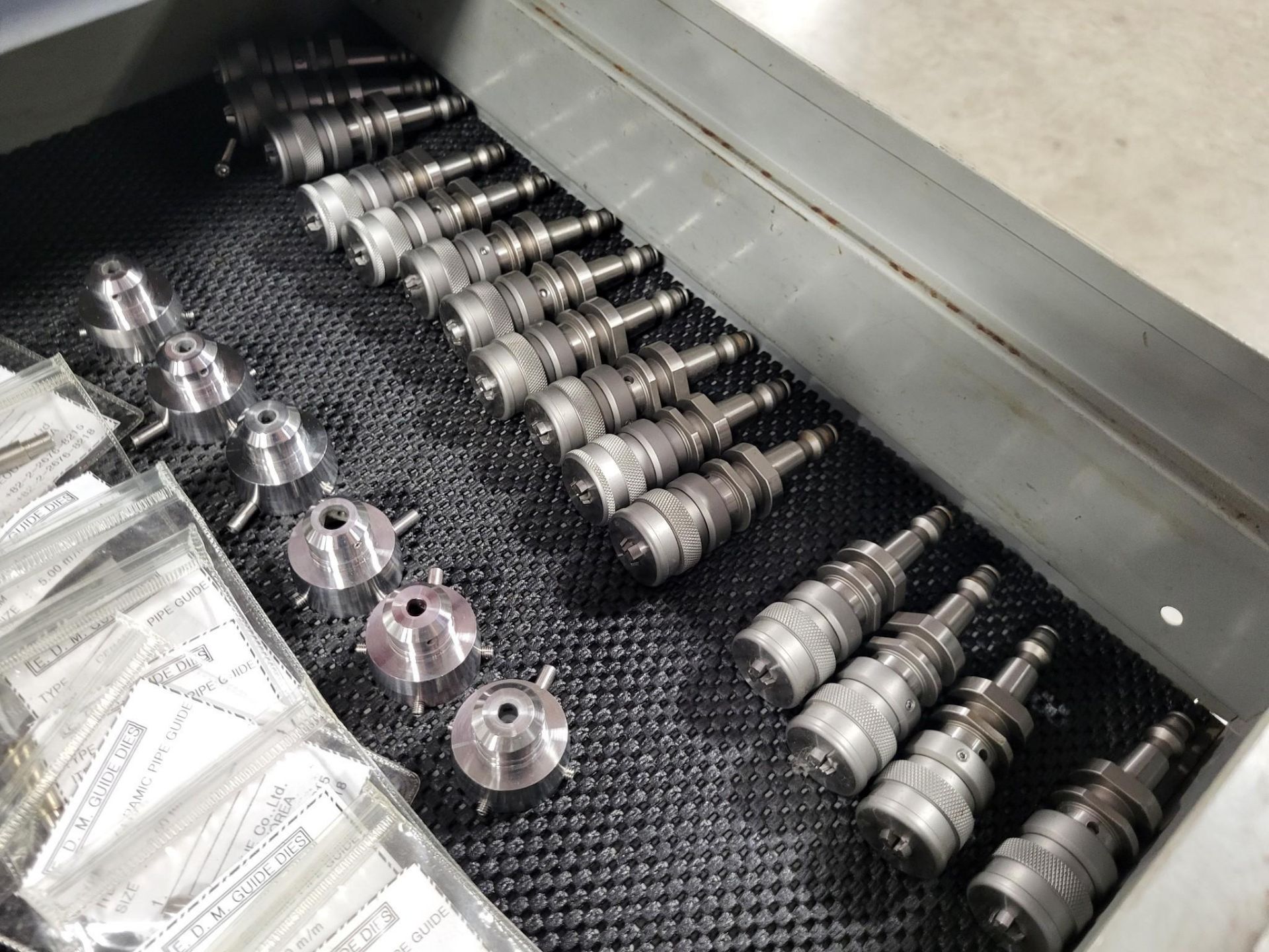 2014 AMS AD6L 5 AXIS HIGH SPEED SMALL HOLE DRILLING EDM - Image 33 of 39
