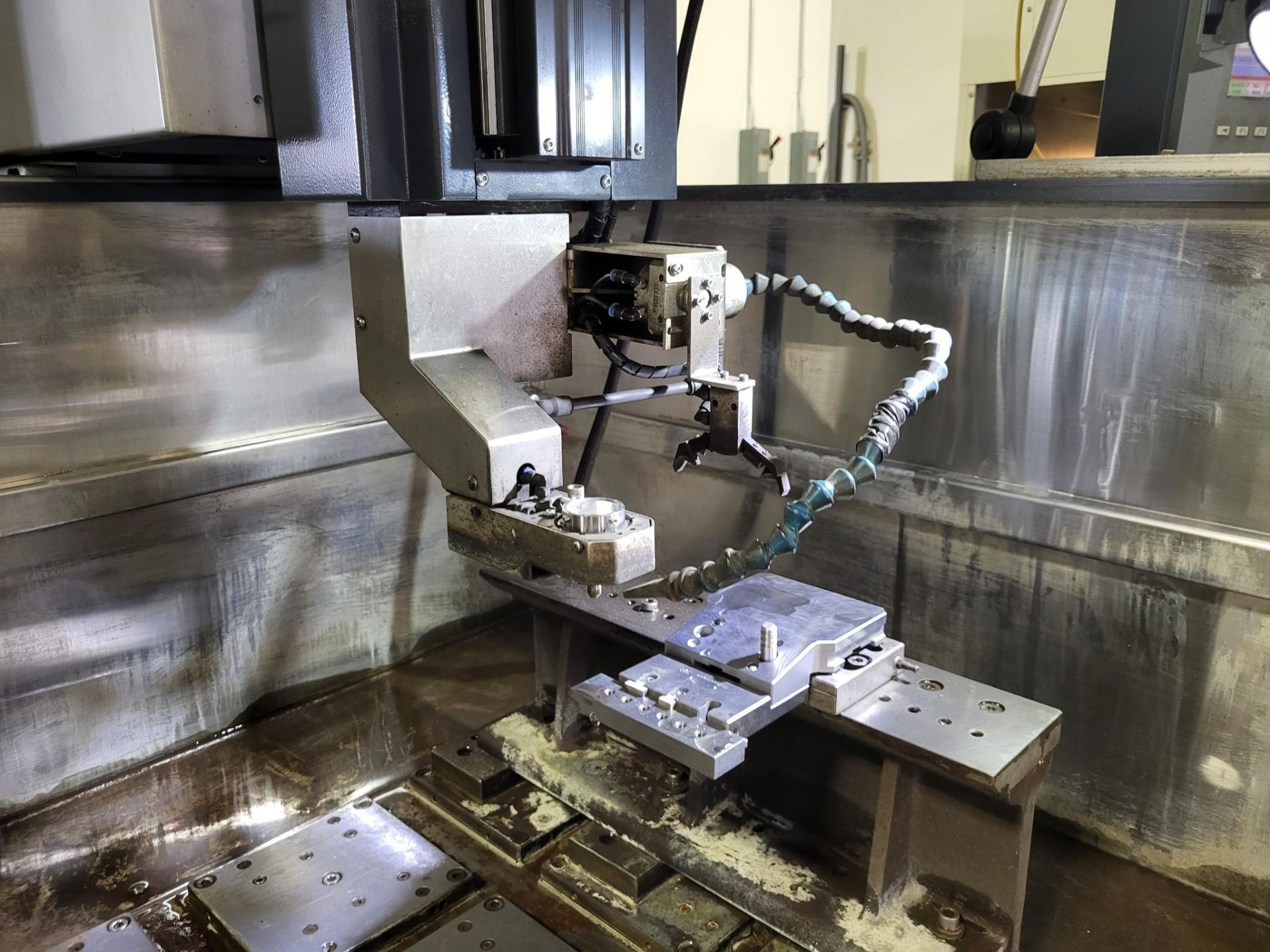 2014 AMS AD6L 5 AXIS HIGH SPEED SMALL HOLE DRILLING EDM - Image 29 of 39