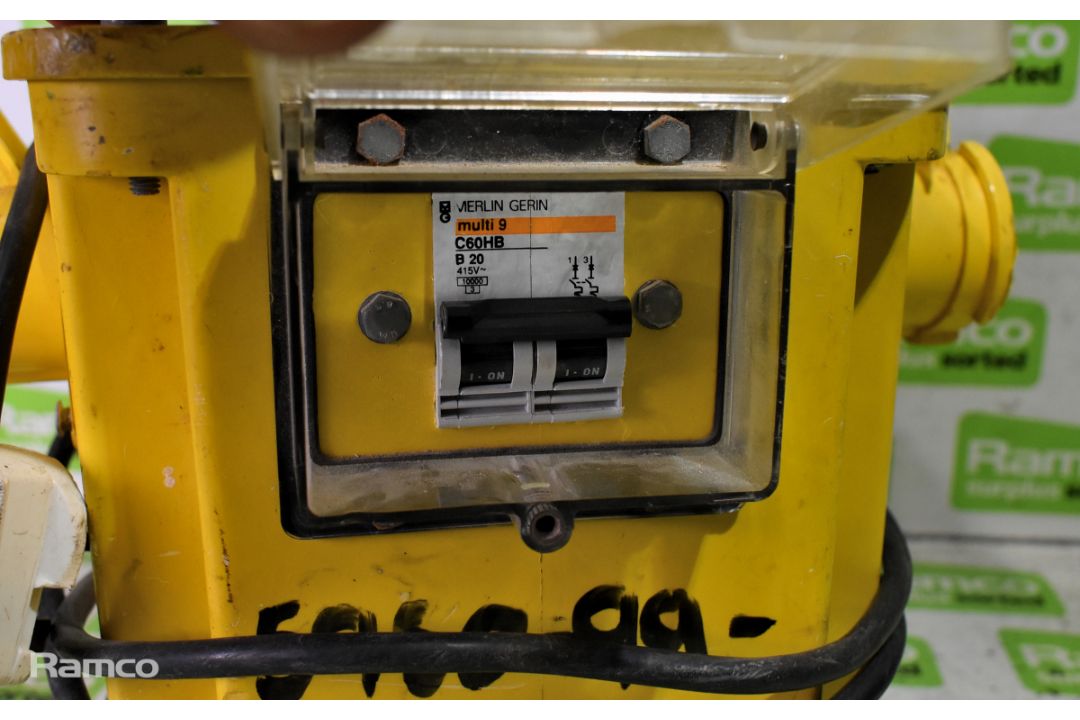 Carroll & Meynell 240V/110V portable transformer - Image 4 of 4