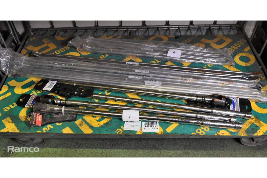 4x 3/4 inch square drive flexible handles & 7x 36 inch and 3x 24 inch tyre levers - Image 1 of 4