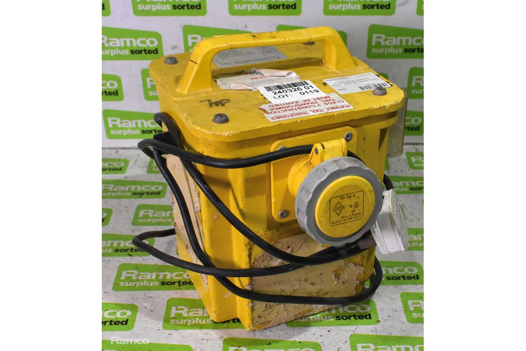 Carroll & Meynell 240V/110V portable transformer - Image 2 of 4