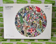 WACOM intuos Pro PTH-660 pen tablet with accessories