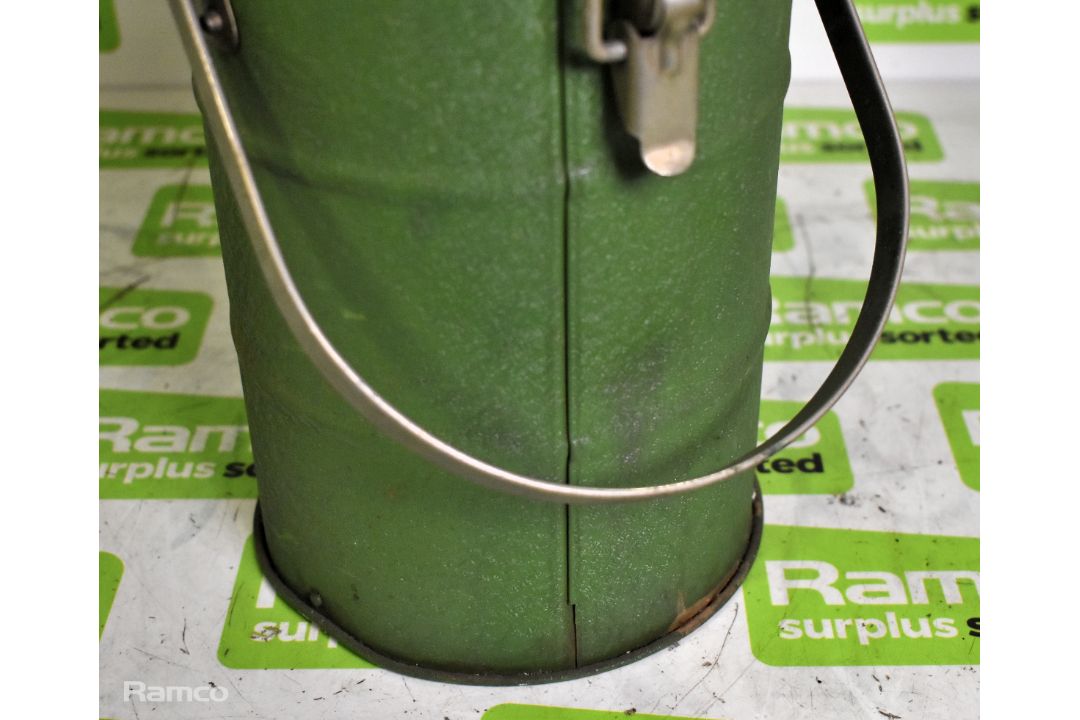 Thermos 1.5L food / drink picnic flask with pans - Image 7 of 7