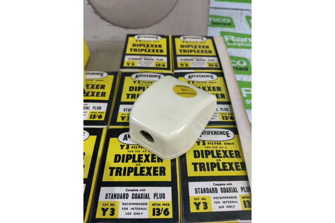 Vintage Antiference standard coaxial plugs - box of 12 - Image 3 of 3