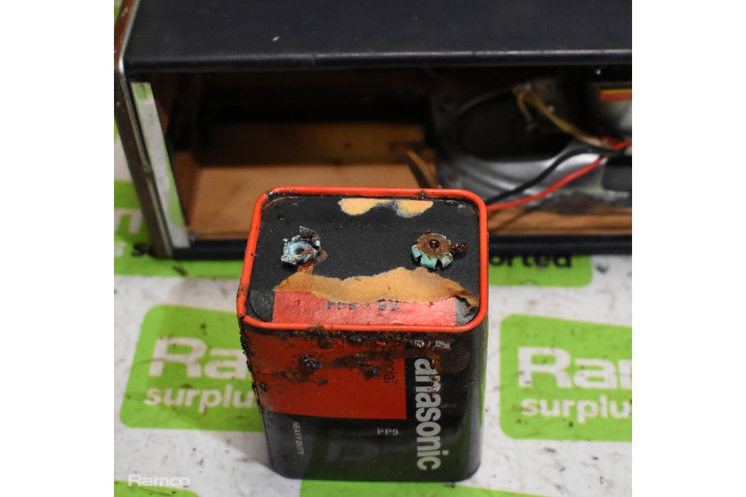 Roberts Ric 2 portable transistor radio - DAMAGE TO FRONT SPEAKER - Image 6 of 6