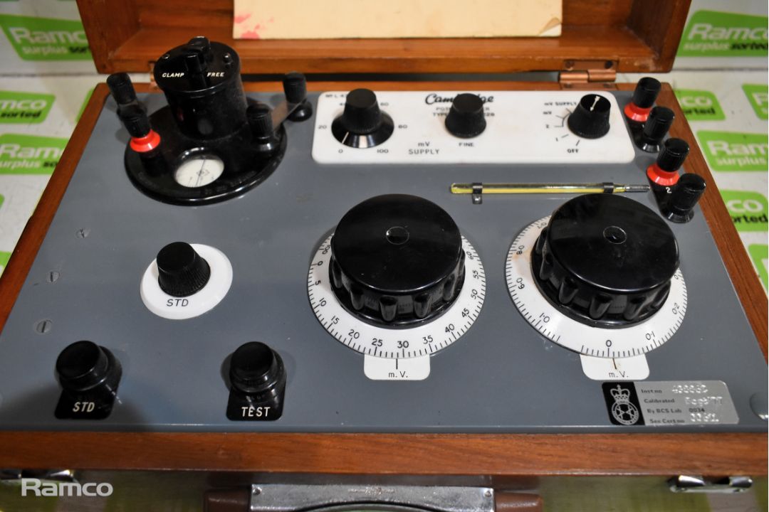 Cambridge Type 24488 portable potentiometer in wooden box - Image 2 of 11