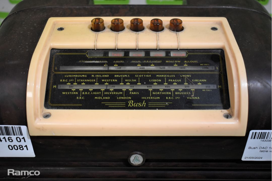 Bush DAC 10 bakelite 5 valve table valve radio - Image 2 of 7