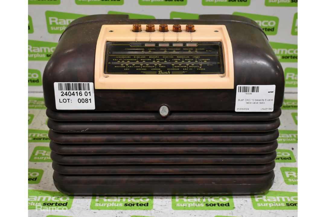 Bush DAC 10 bakelite 5 valve table valve radio - Image 1 of 7