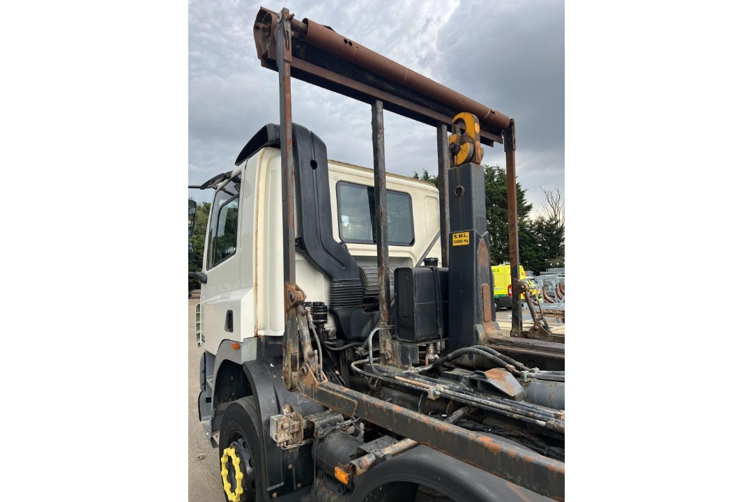 DAF CF 85.340 8x4 hook loader truck with Hyvalift hook loader - 2006 (BU06 DNN) - 267220km - Image 10 of 41