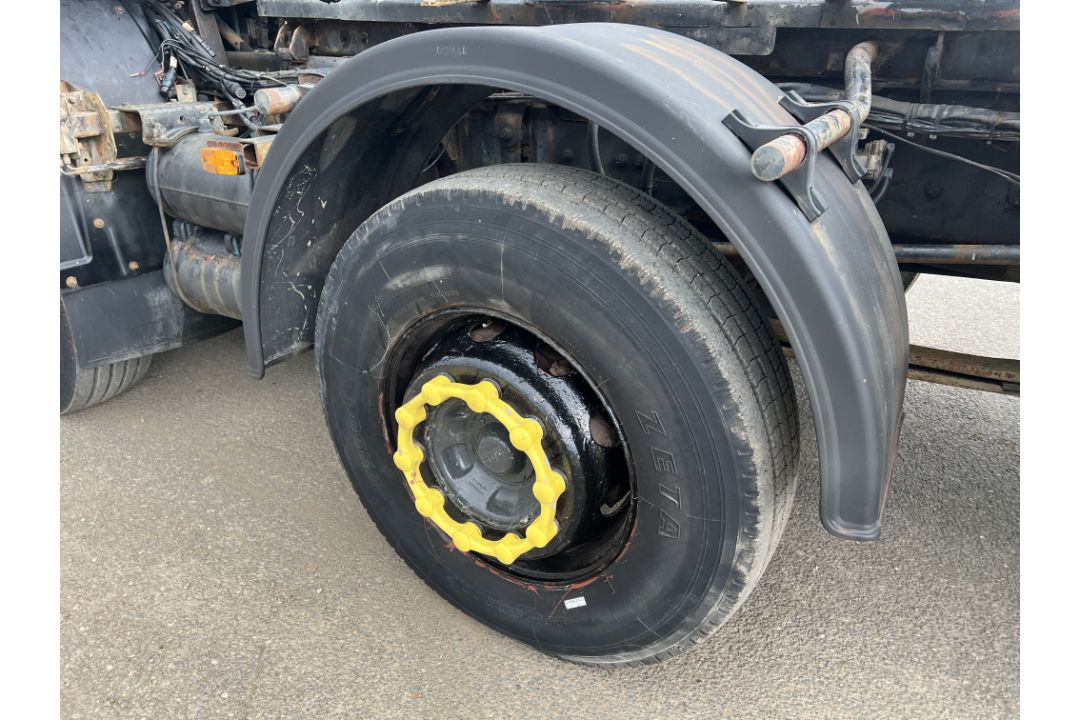 DAF CF 85.340 8x4 hook loader truck with Hyvalift hook loader - 2006 (BU06 DNN) - 267220km - Image 33 of 41