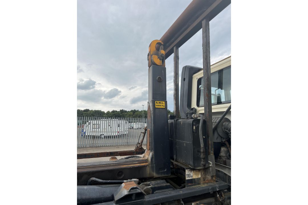 DAF CF 85.340 8x4 hook loader truck with Hyvalift hook loader - 2006 (BU06 DNN) - 267220km - Image 25 of 41
