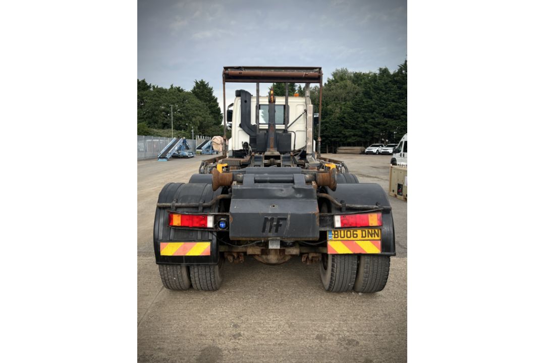 DAF CF 85.340 8x4 hook loader truck with Hyvalift hook loader - 2006 (BU06 DNN) - 267220km - Image 4 of 41
