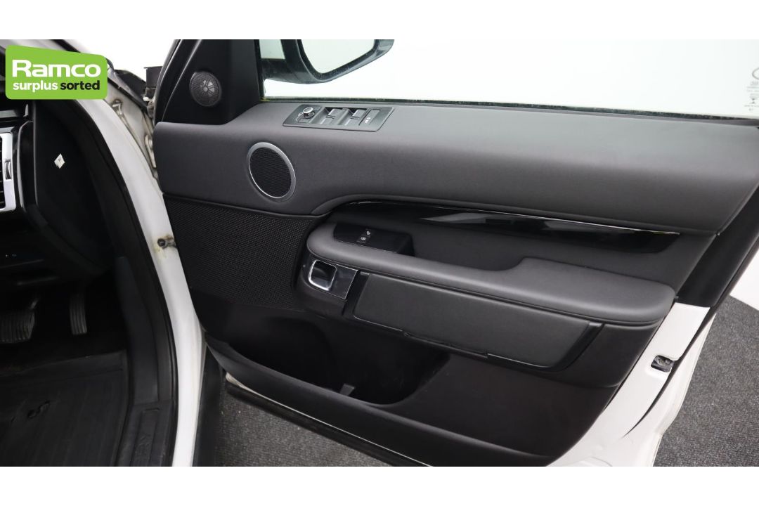 Land Rover Discovery 5 SDV6 3.0 DSE – BA68 OML - Image 21 of 57