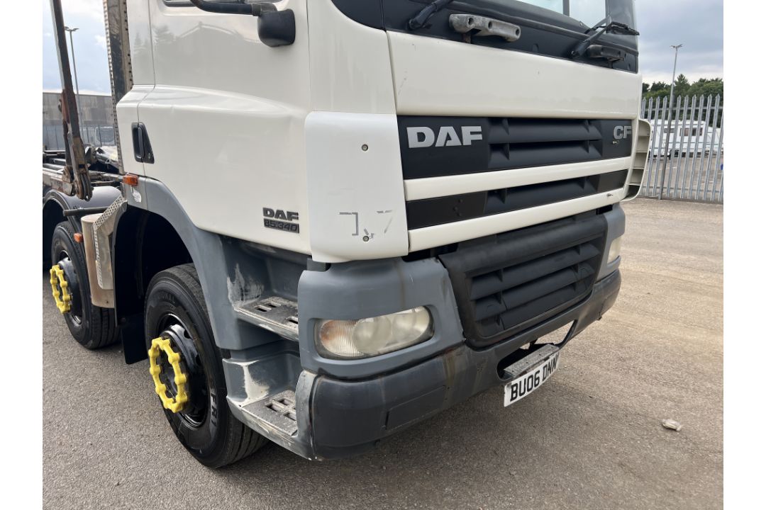 DAF CF 85.340 8x4 hook loader truck with Hyvalift hook loader - 2006 (BU06 DNN) - 267220km - Image 7 of 41