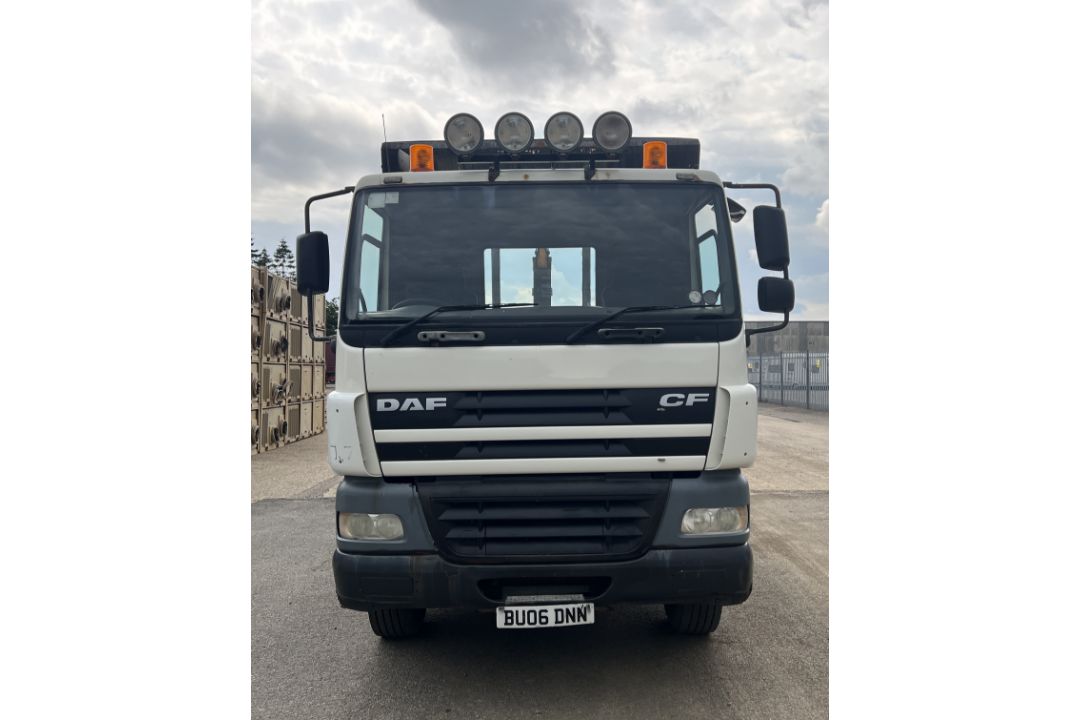 DAF CF 85.340 8x4 hook loader truck with Hyvalift hook loader - 2006 (BU06 DNN) - 267220km - Image 6 of 41