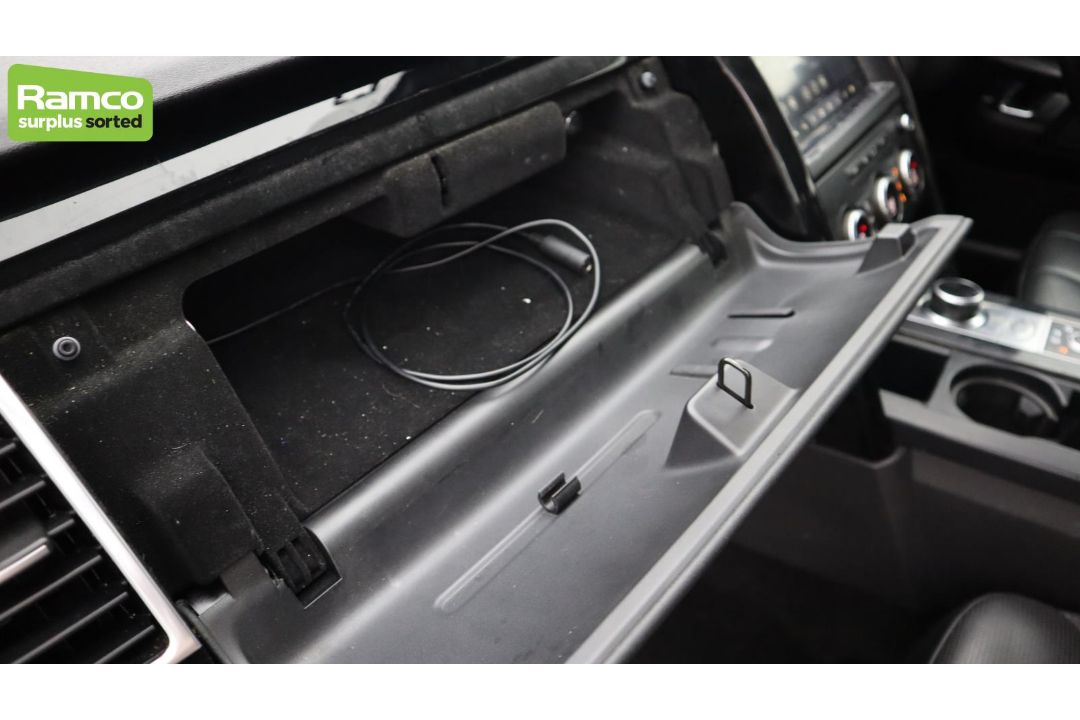 Land Rover Discovery 5 SDV6 3.0 DSE – BA68 OML - Image 34 of 57
