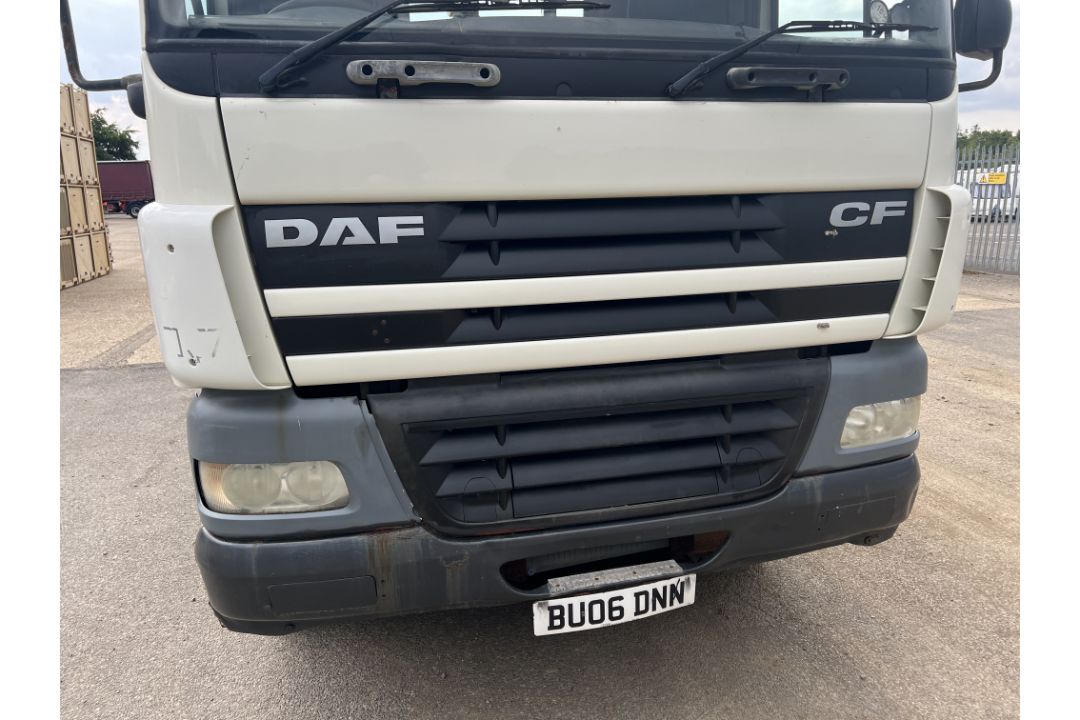 DAF CF 85.340 8x4 hook loader truck with Hyvalift hook loader - 2006 (BU06 DNN) - 267220km - Image 23 of 41