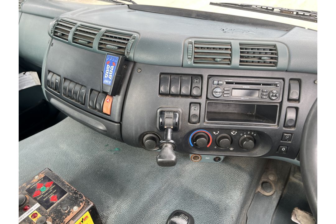 DAF CF 85.340 8x4 hook loader truck with Hyvalift hook loader - 2006 (BU06 DNN) - 267220km - Image 16 of 41
