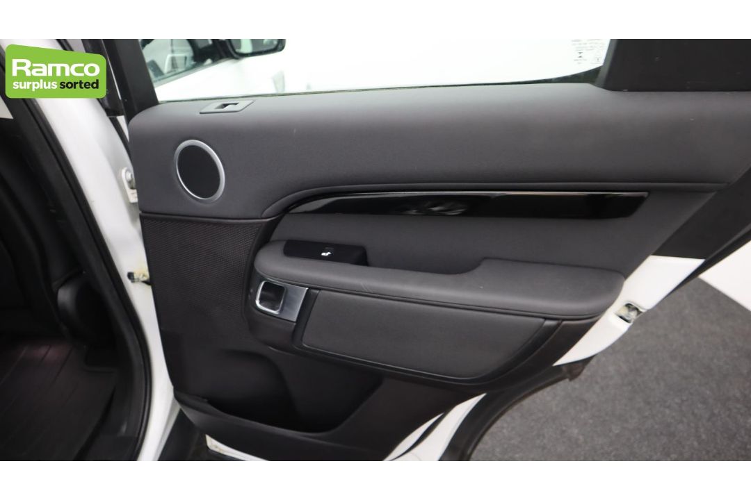 Land Rover Discovery 5 SDV6 3.0 DSE – BA68 OZN - Image 25 of 59