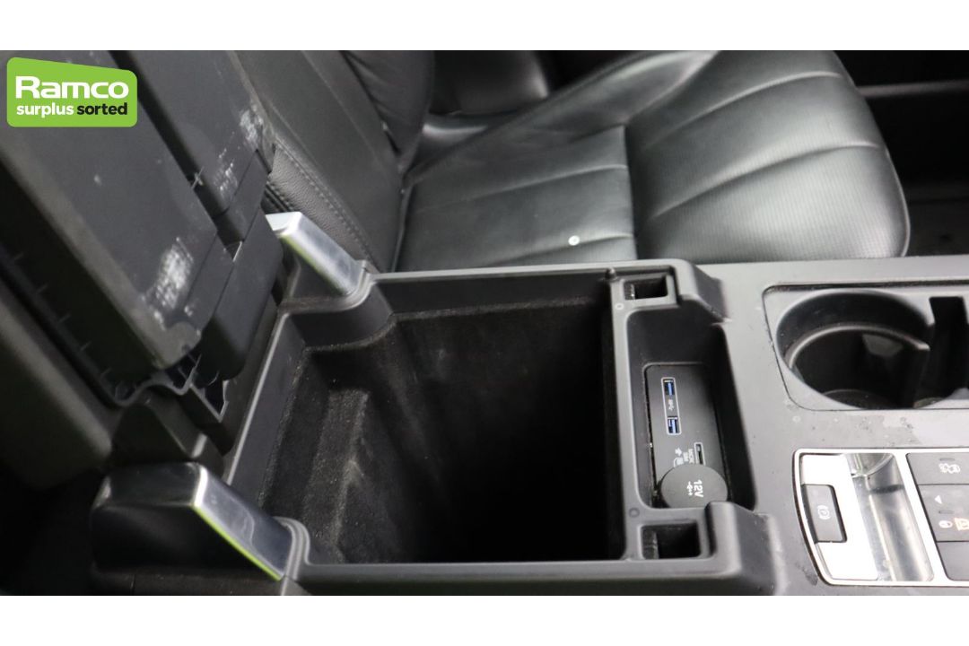 Land Rover Discovery 5 SDV6 3.0 DSE – BA68 OML - Image 18 of 57
