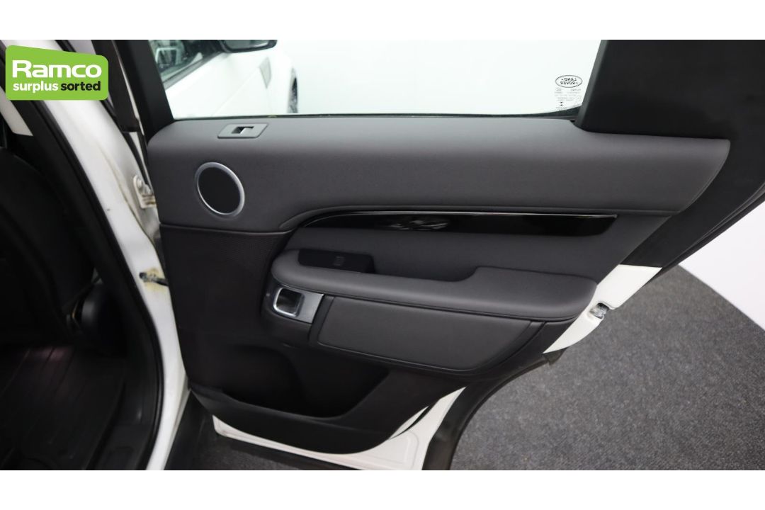 Land Rover Discovery 5 SDV6 3.0 DSE – BA68 OML - Image 23 of 57