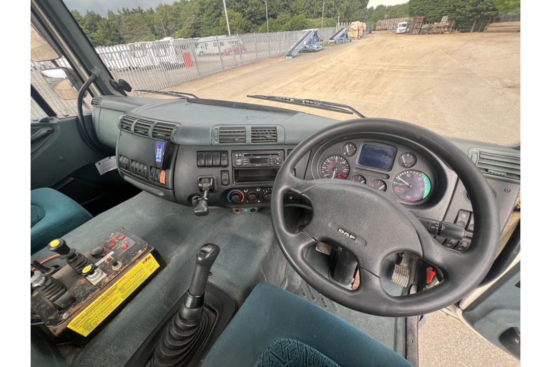 DAF CF 85.340 8x4 hook loader truck with Hyvalift hook loader - 2006 (BU06 DNN) - 267220km - Image 14 of 41