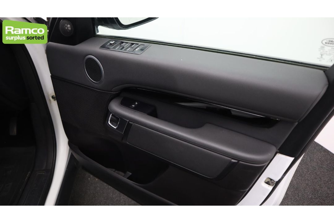 Land Rover Discovery 5 SDV6 3.0 DSE – BA68 OZN - Image 21 of 59