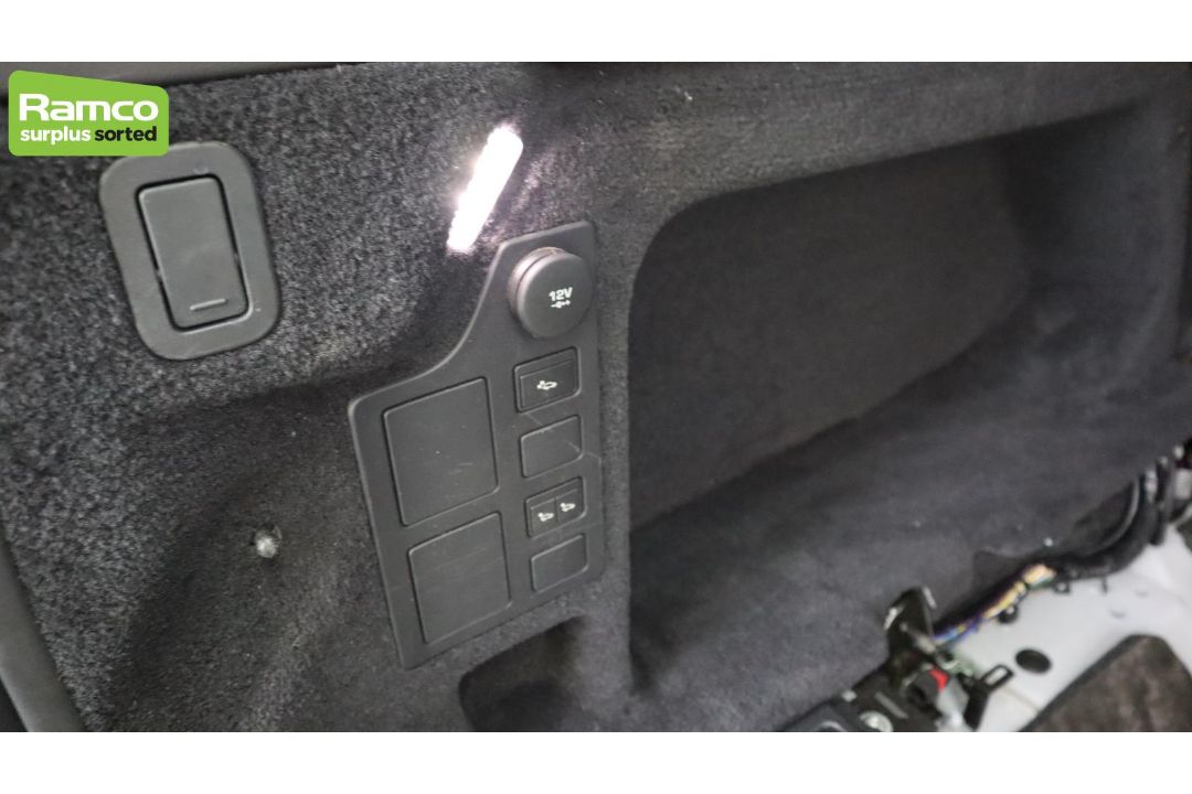 Land Rover Discovery 5 SDV6 3.0 DSE – BA68 OZN - Image 28 of 59