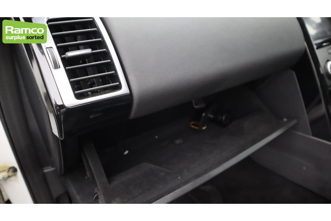 Land Rover Discovery 5 SDV6 3.0 DSE – BA68 OZN - Image 36 of 59