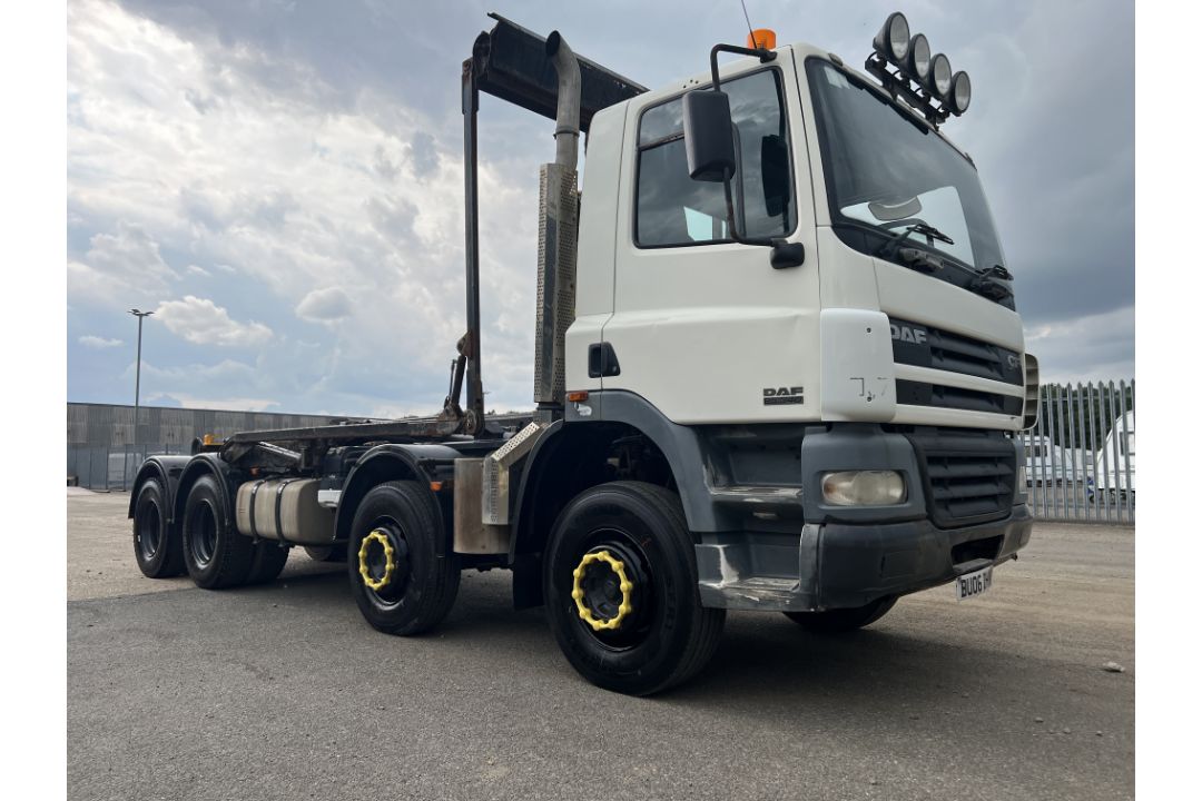 DAF CF 85.340 8x4 hook loader truck with Hyvalift hook loader - 2006 (BU06 DNN) - 267220km - Image 1 of 41