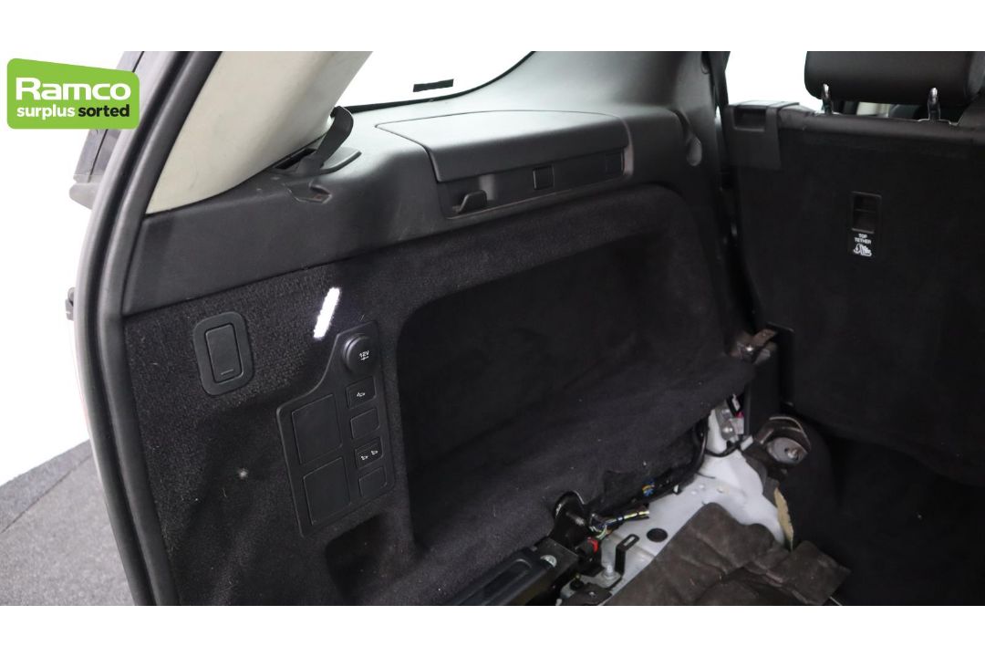 Land Rover Discovery 5 SDV6 3.0 DSE – BA68 OML - Image 28 of 57