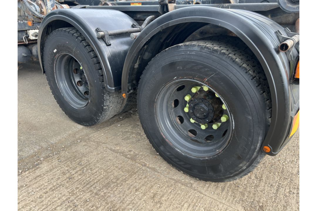 DAF CF 85.340 8x4 hook loader truck with Hyvalift hook loader - 2006 (BU06 DNN) - 267220km - Image 32 of 41