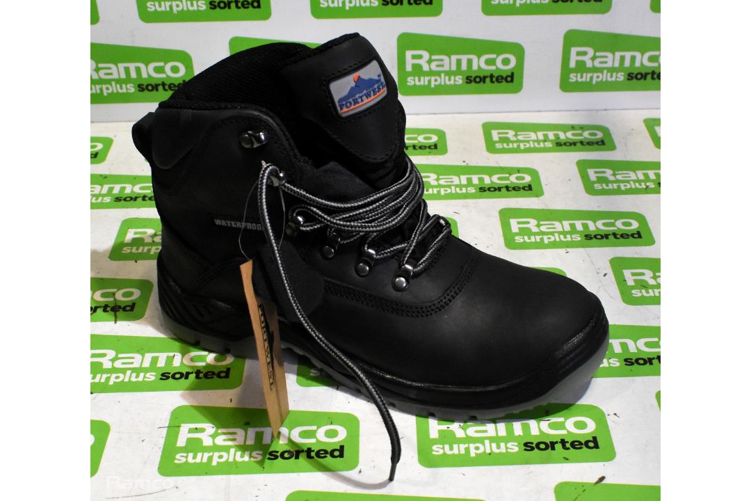4x Safety boots & trainers - see description for full details - Image 2 of 10