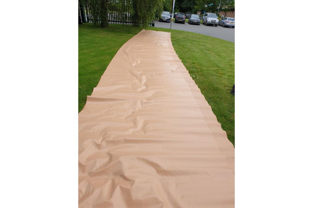 1x roll of Fibre reinforced tarpaulin - 4m wide x 50m long - Image 5 of 10