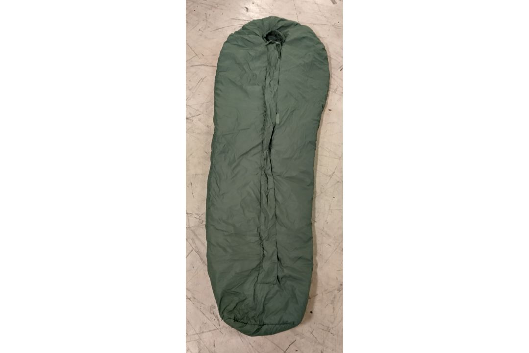 180x Medium weight sleeping bags (may include artic) - see pictures for examples - Image 8 of 12
