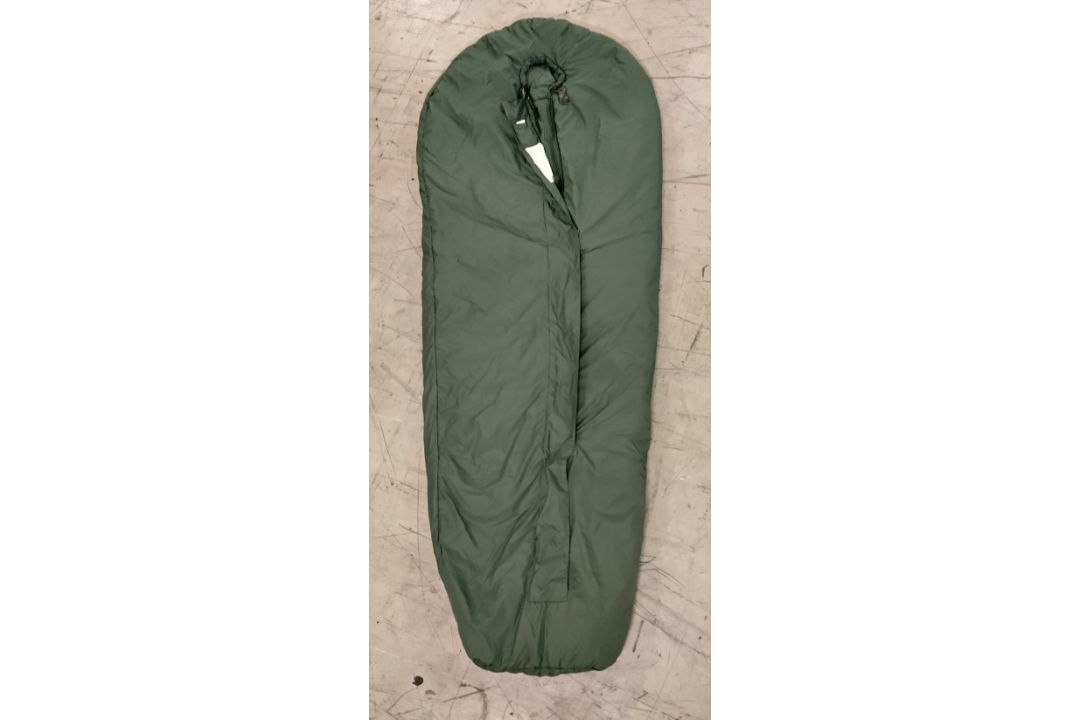 180x Medium weight sleeping bags (may include artic) - see pictures for examples - Image 4 of 12