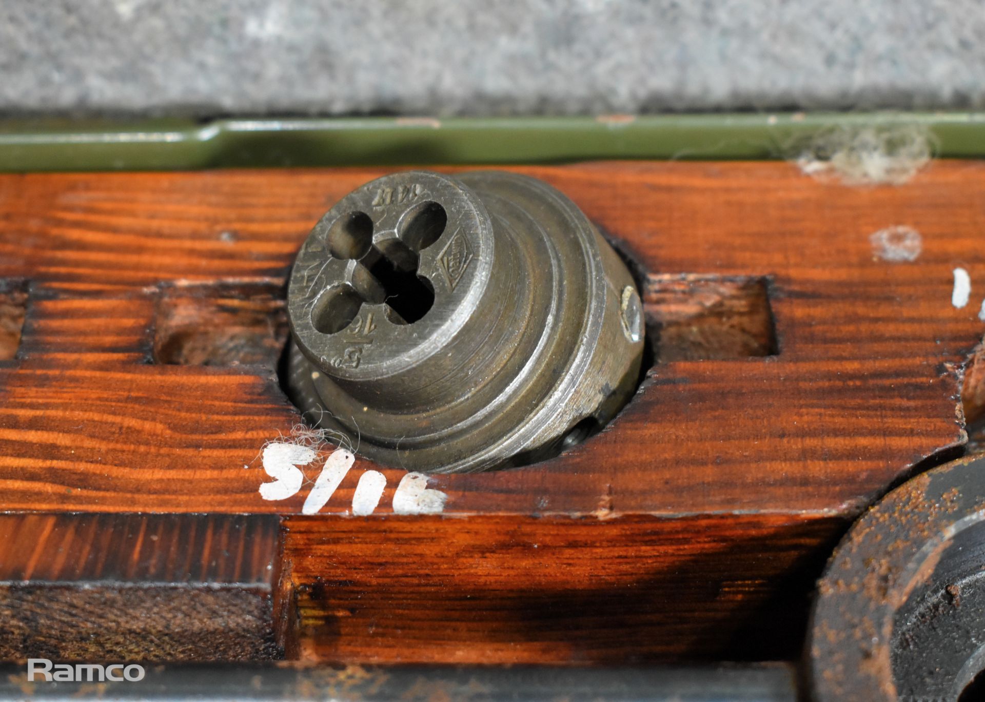 3x Imperial UNF/UNC tap and die sets in metal storage cases -see description for full details - Image 10 of 15