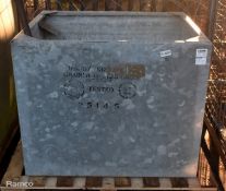 Galvanised liquid storage tank with hoses - W 1050 x D 760 x H 790mm