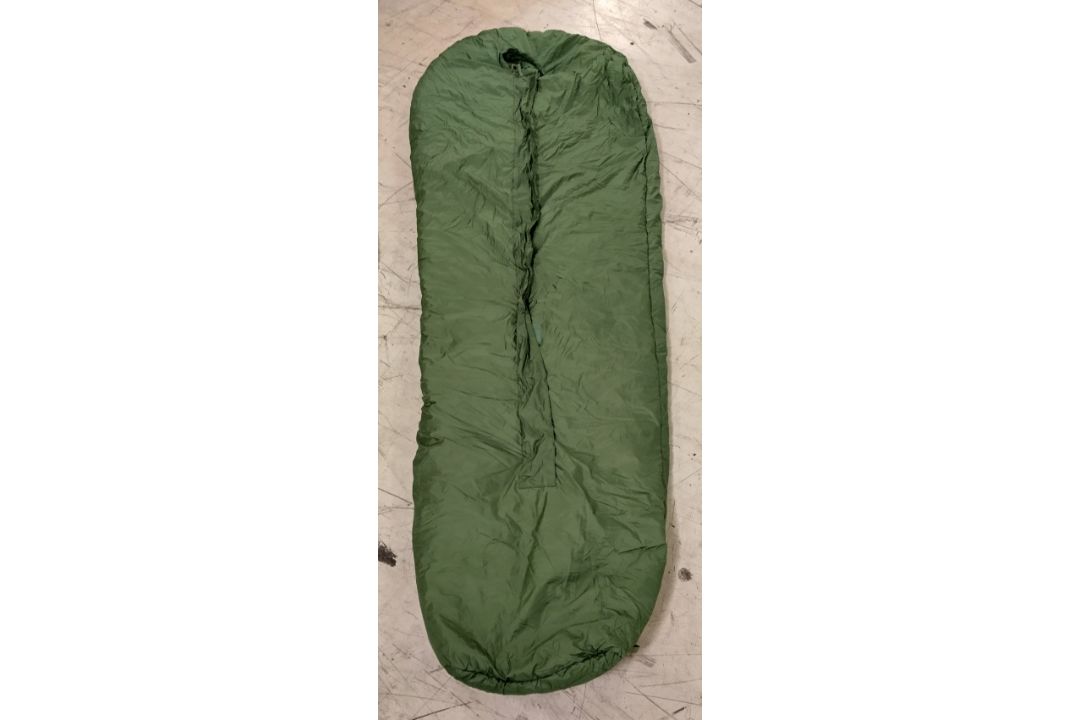 180x Medium weight sleeping bags (may include artic) - see pictures for examples - Image 6 of 12