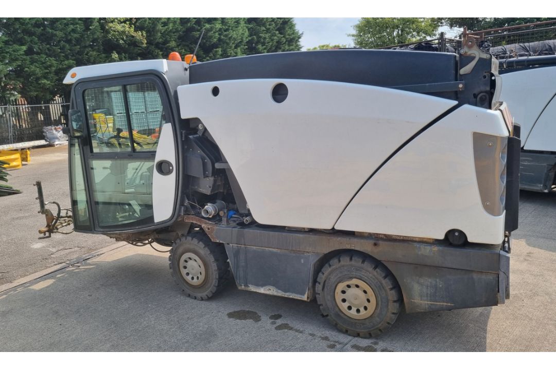 GX09 LKL - 2009 142A 101T Johnston compact road sweeper - 12012 Miles - 2970cc Diesel - Image 4 of 15