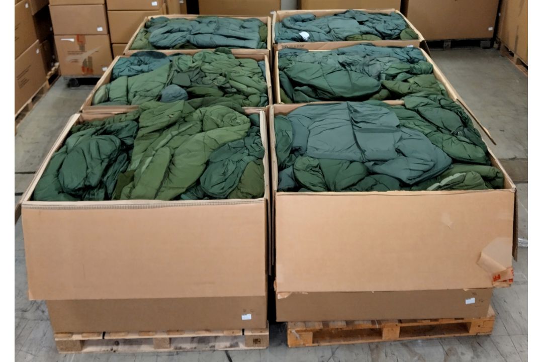180x Medium weight sleeping bags (may include artic) - see pictures for examples - Image 1 of 12