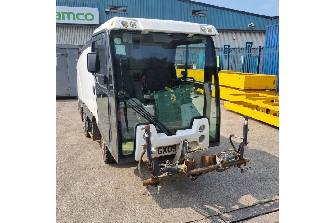 GX09 LKL - 2009 142A 101T Johnston compact road sweeper - 12012 Miles - 2970cc Diesel - Image 2 of 15