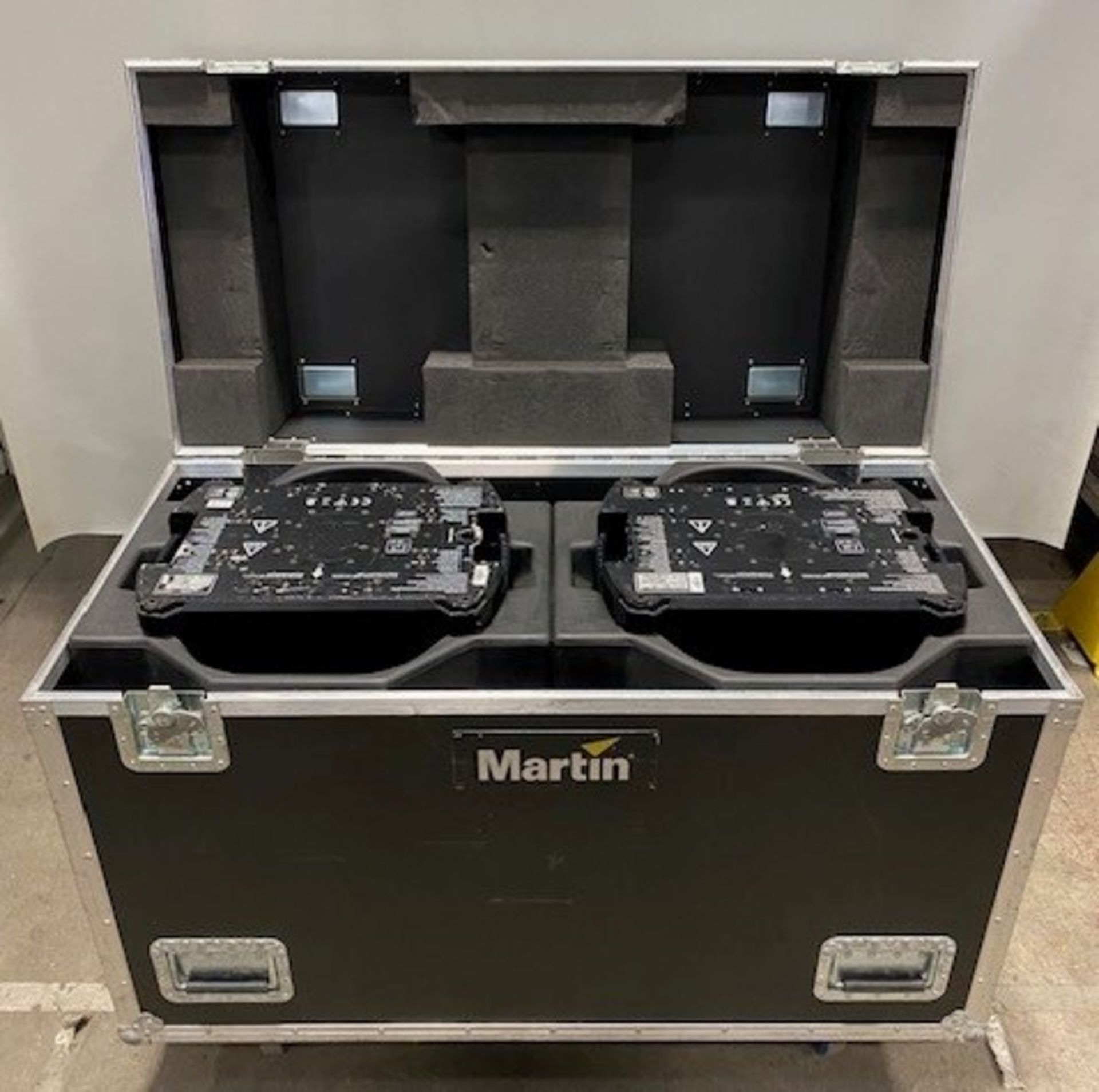 2x Martin Mac Viper Profile and Martin brackets in flight case - 122 x 60 x 100cm - 149kg - Image 3 of 4