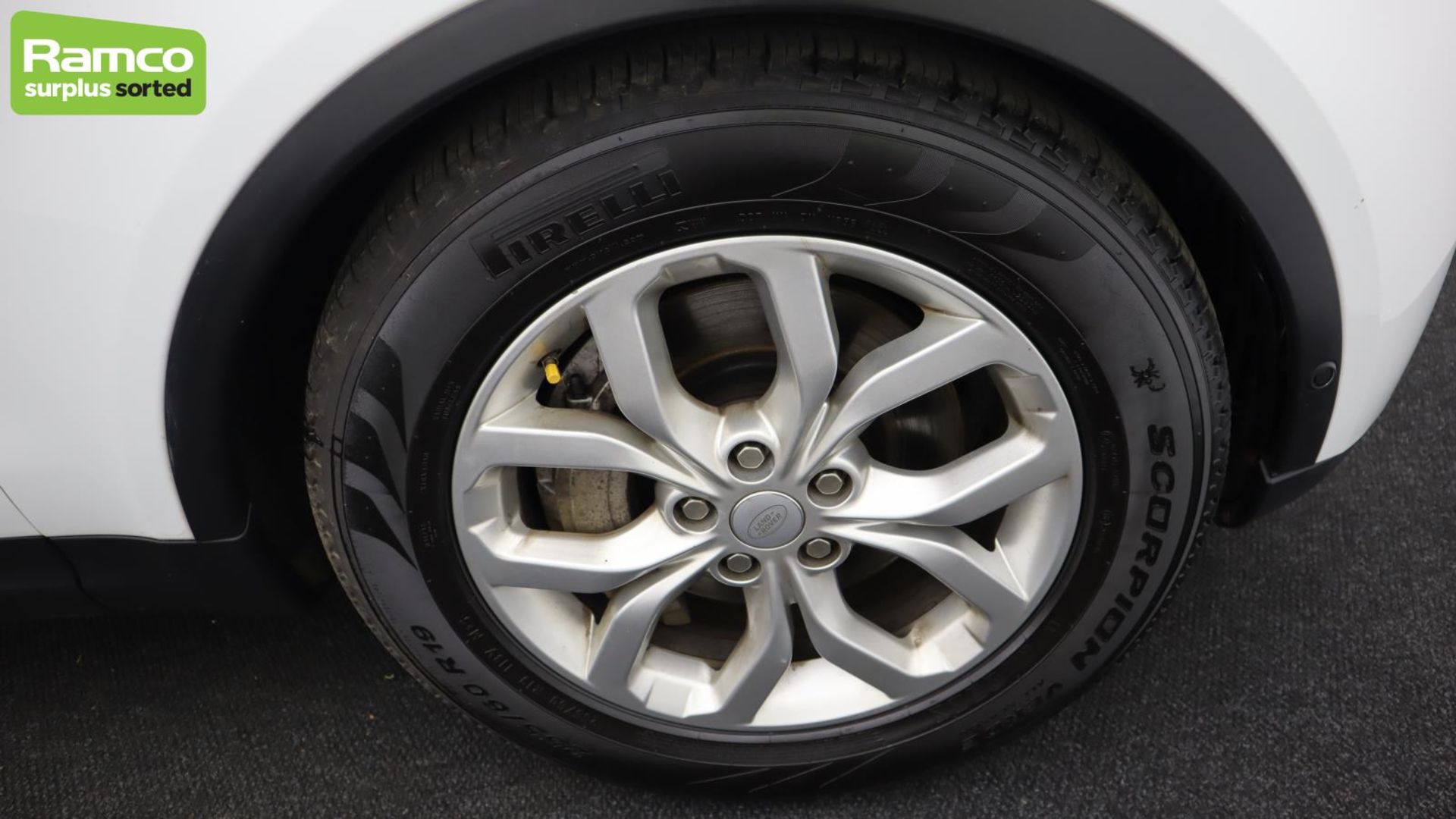 Land Rover Discovery 5 SDV6 3.0 DSE - BA68 OMK - Image 41 of 57