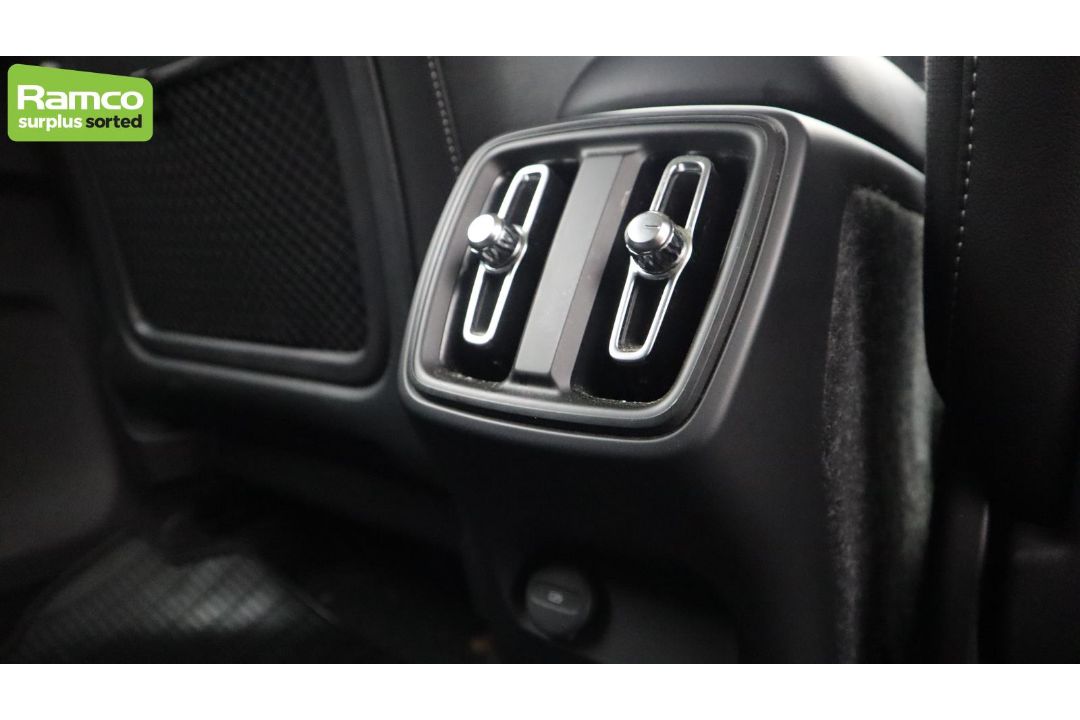 Volvo XC40 Momentum Pro D3 AWD Estate 2.0L - KN69 RUA - Image 21 of 37