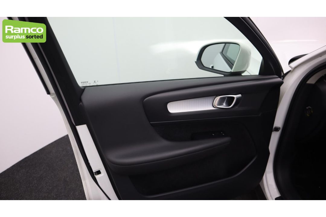 Volvo XC40 Momentum Pro D3 AWD Estate 2.0L - KN69 RUA - Image 33 of 37