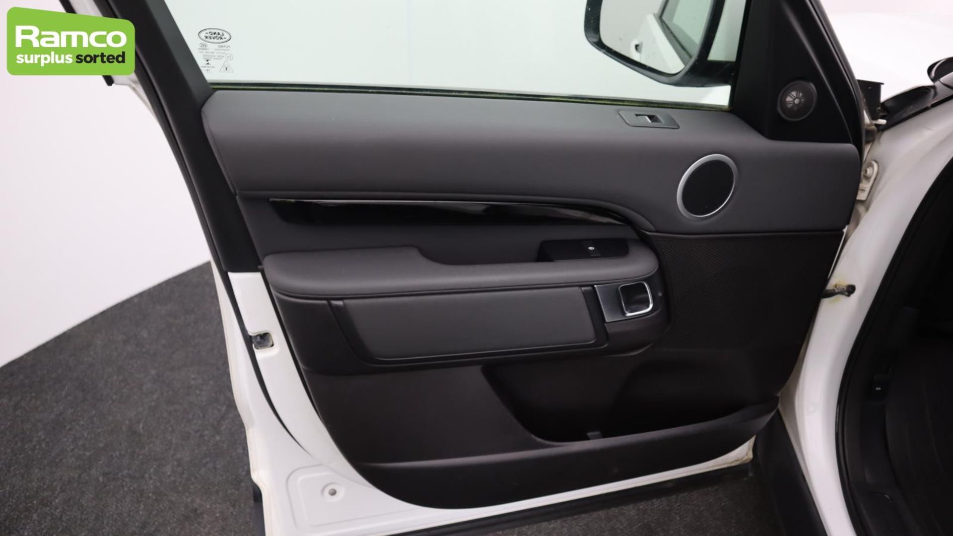 Land Rover Discovery 5 SDV6 3.0 DSE - BA68 OMK - Image 34 of 57