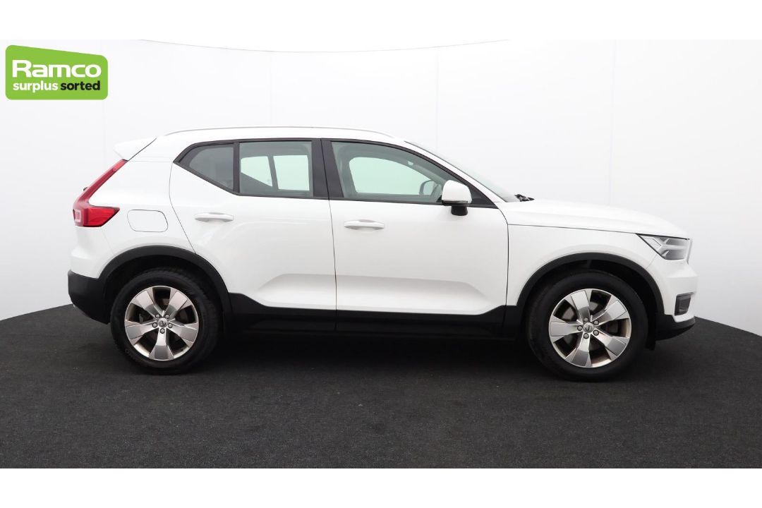 Volvo XC40 Momentum Pro D3 AWD Estate 2.0L - KN69 RUA - Image 4 of 37